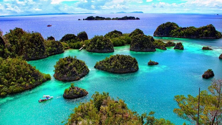 Raja Ampat: Surga Tersembunyi di Timur Indonesia