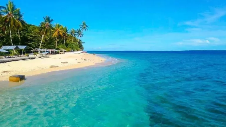 Keindahan Pantai Bosnik: Surga Tersembunyi di Ujung Timur Indonesia