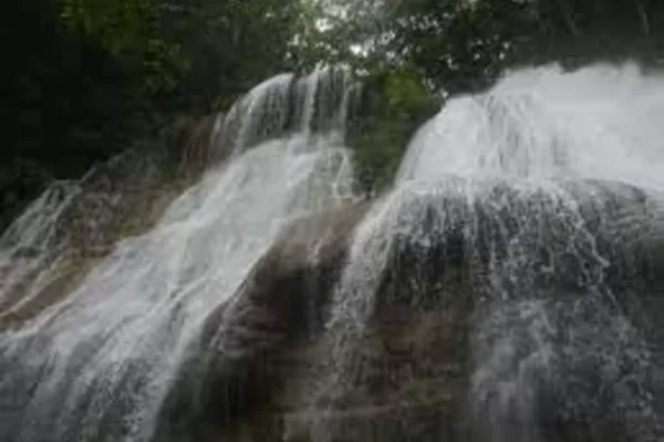 “Keindahan Alam Air Terjun Karmon yang Menakjubkan”