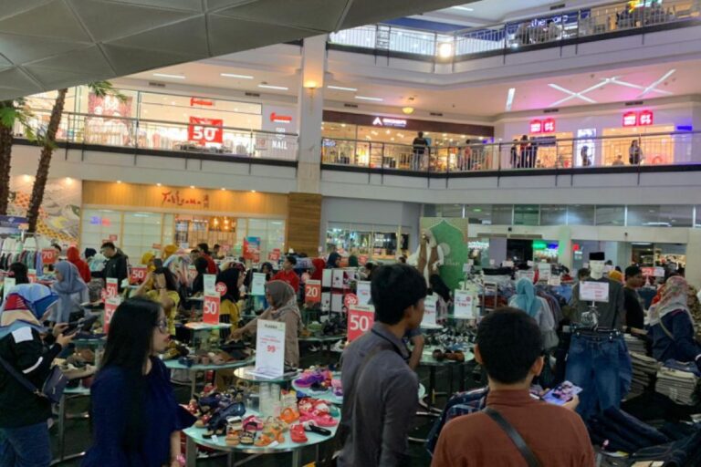 “Menjelajahi Kemewahan di Pusat Belanja Mal Ratu Indah”