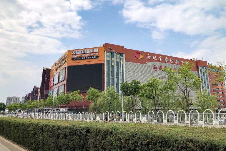 Pusat Belanja Golden Resources Mall: Tempat Belanja dan Hiburan Lengkap